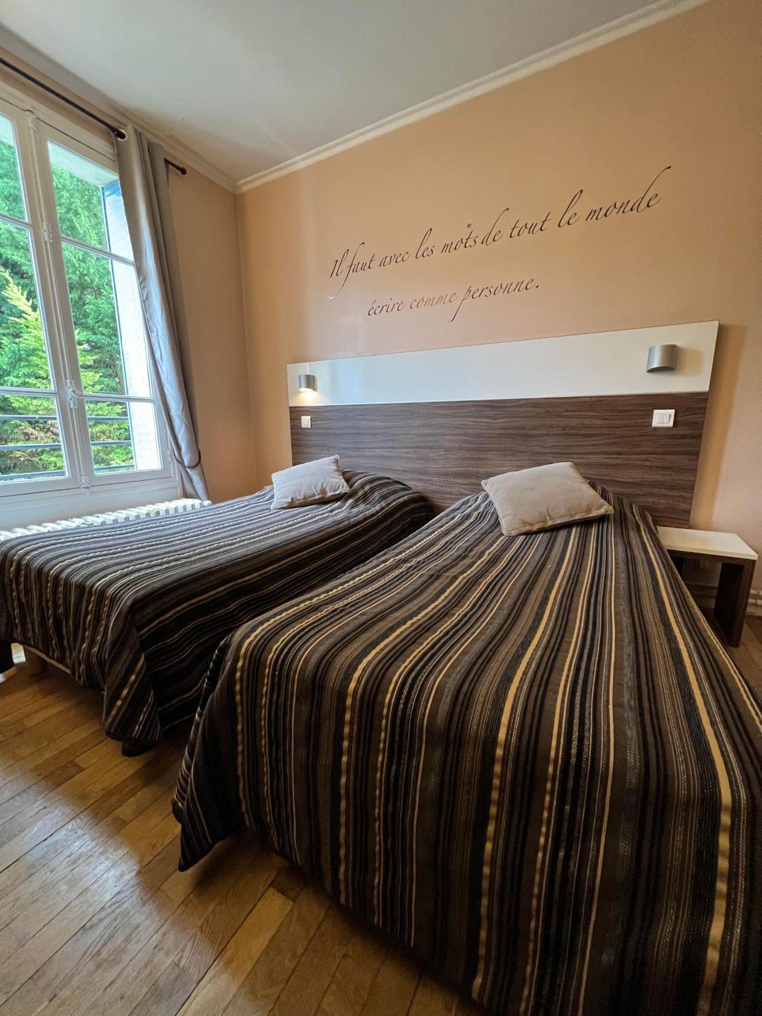 Logis Hotel & Restaurant - Les Bords De Seine ลาโรช-กูยง ภายนอก รูปภาพ