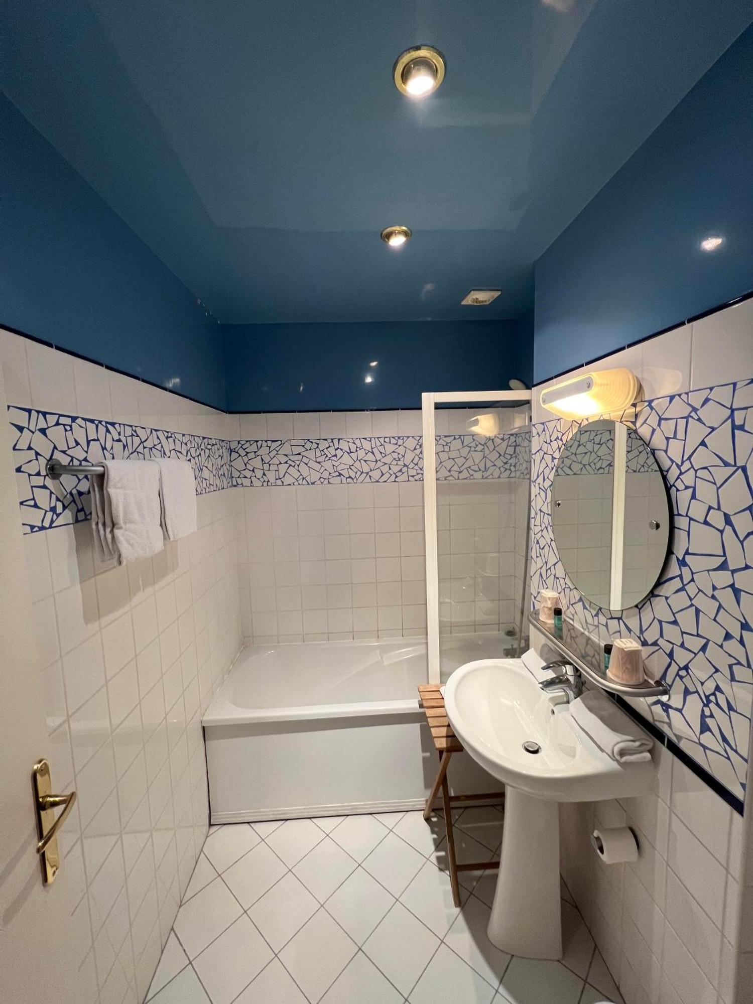 Logis Hotel & Restaurant - Les Bords De Seine ลาโรช-กูยง ภายนอก รูปภาพ