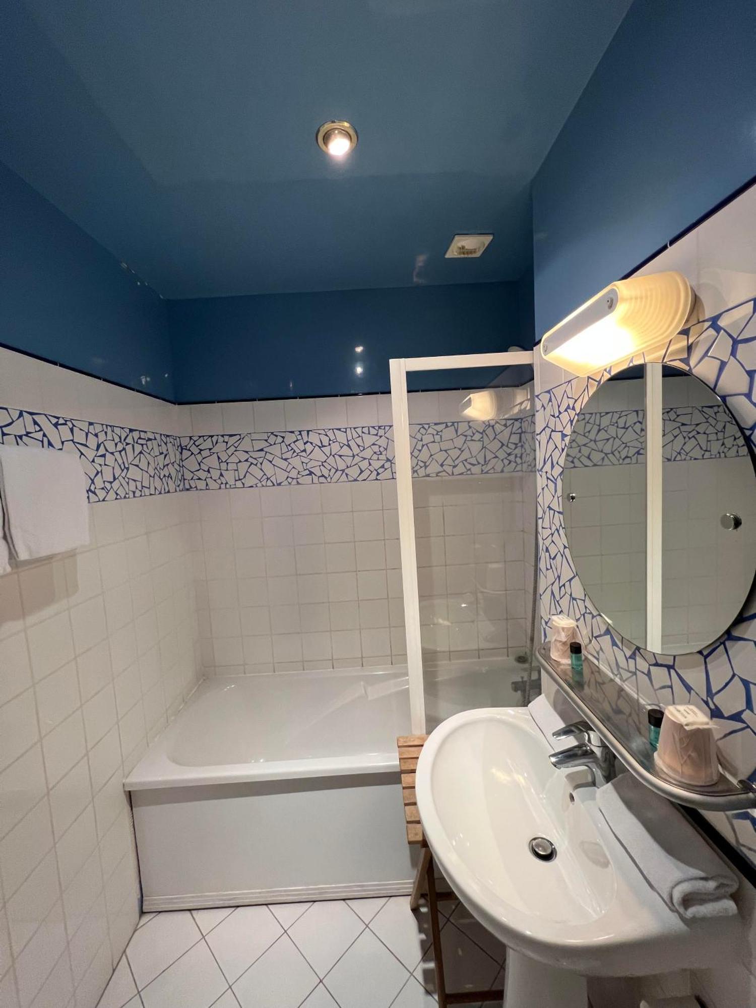 Logis Hotel & Restaurant - Les Bords De Seine ลาโรช-กูยง ภายนอก รูปภาพ