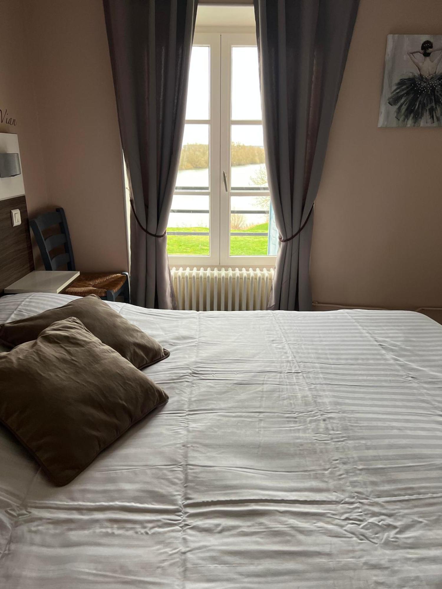 Logis Hotel & Restaurant - Les Bords De Seine ลาโรช-กูยง ภายนอก รูปภาพ