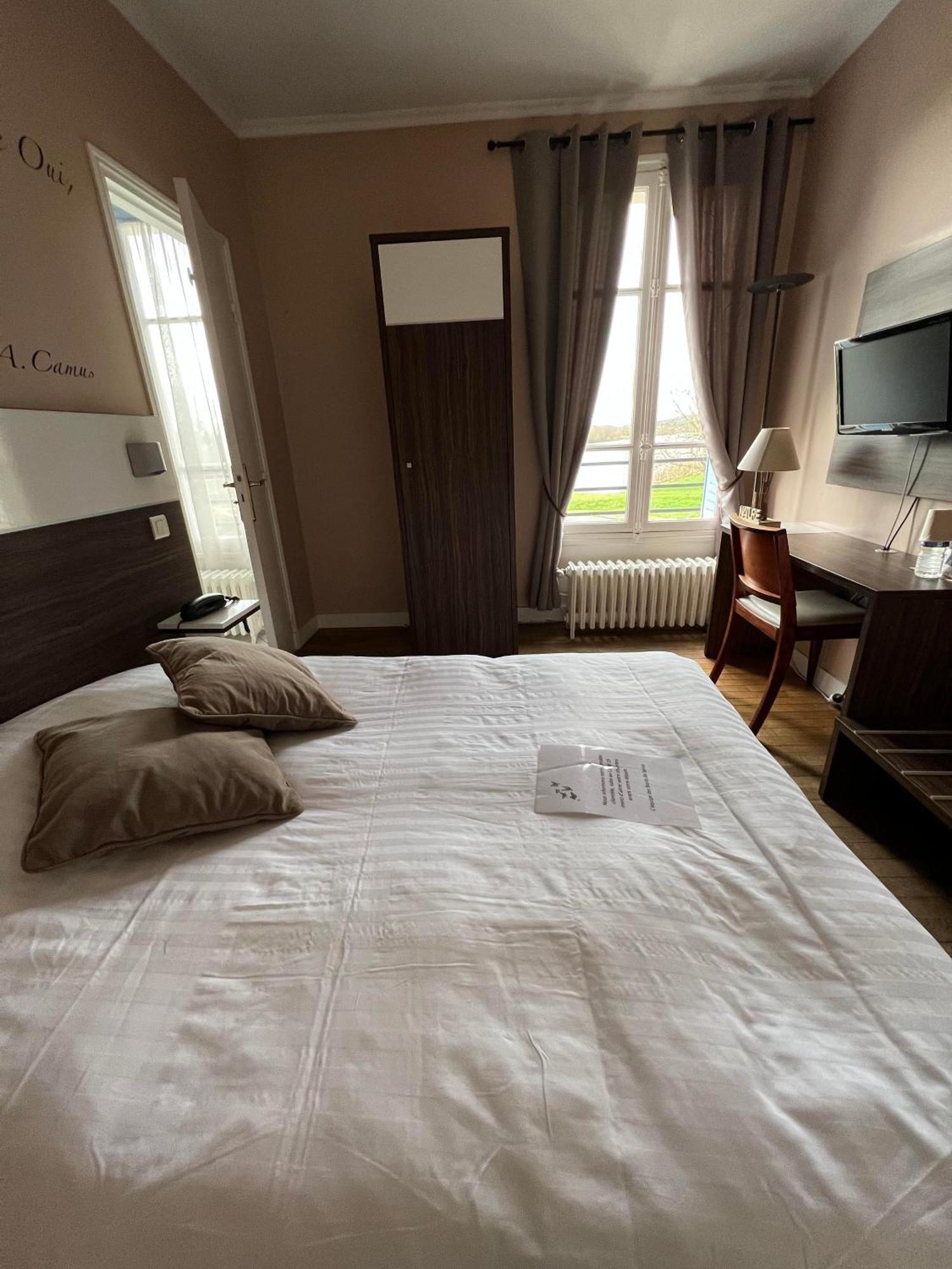 Logis Hotel & Restaurant - Les Bords De Seine ลาโรช-กูยง ภายนอก รูปภาพ