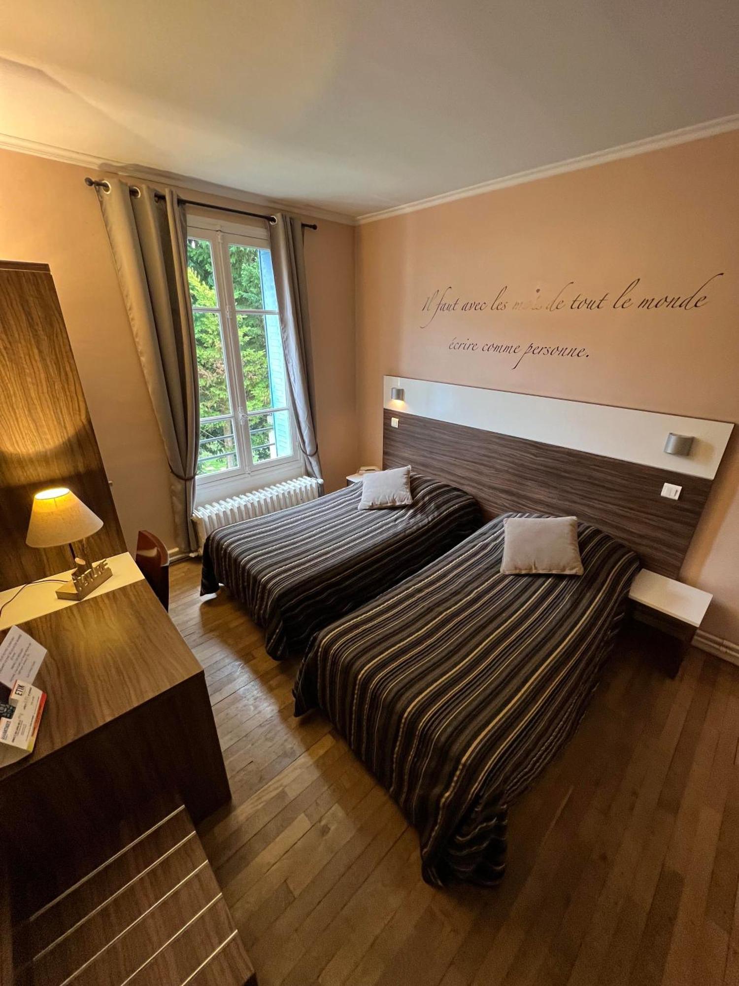 Logis Hotel & Restaurant - Les Bords De Seine ลาโรช-กูยง ภายนอก รูปภาพ